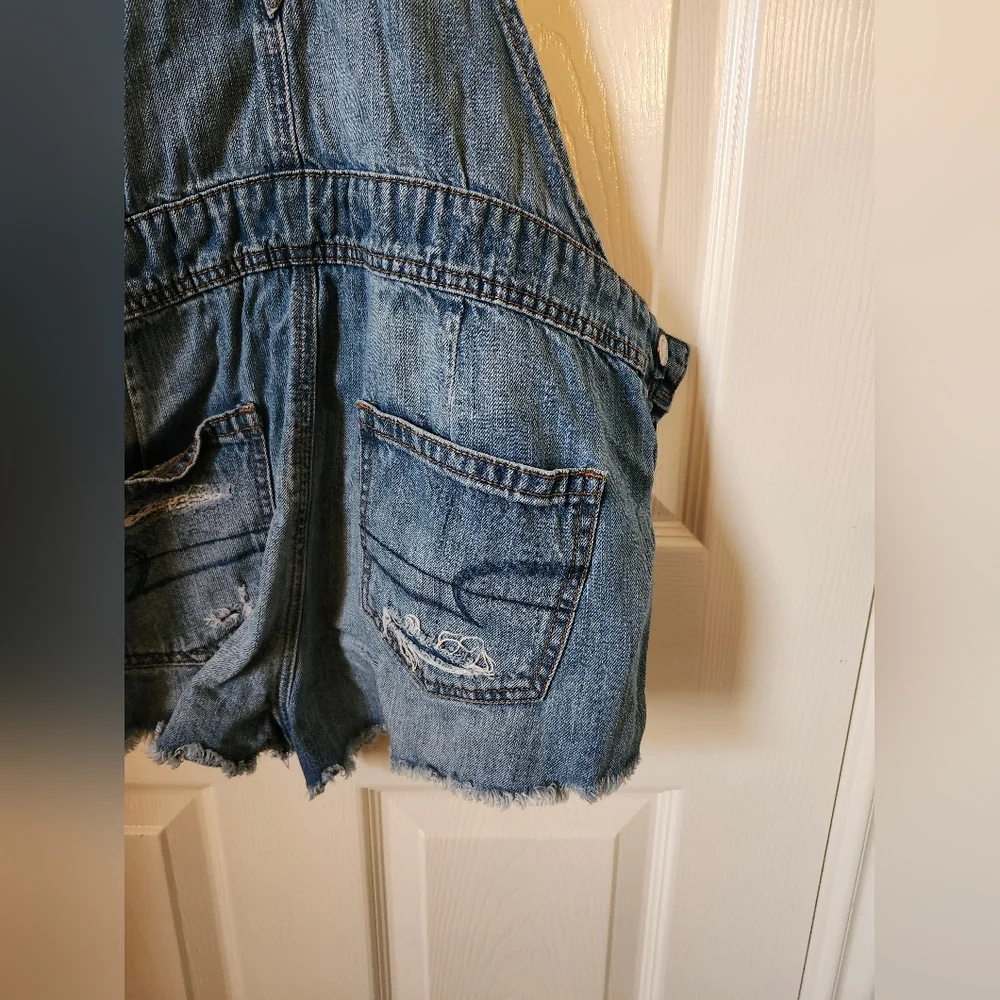American Eagle Outfitters stylish denim